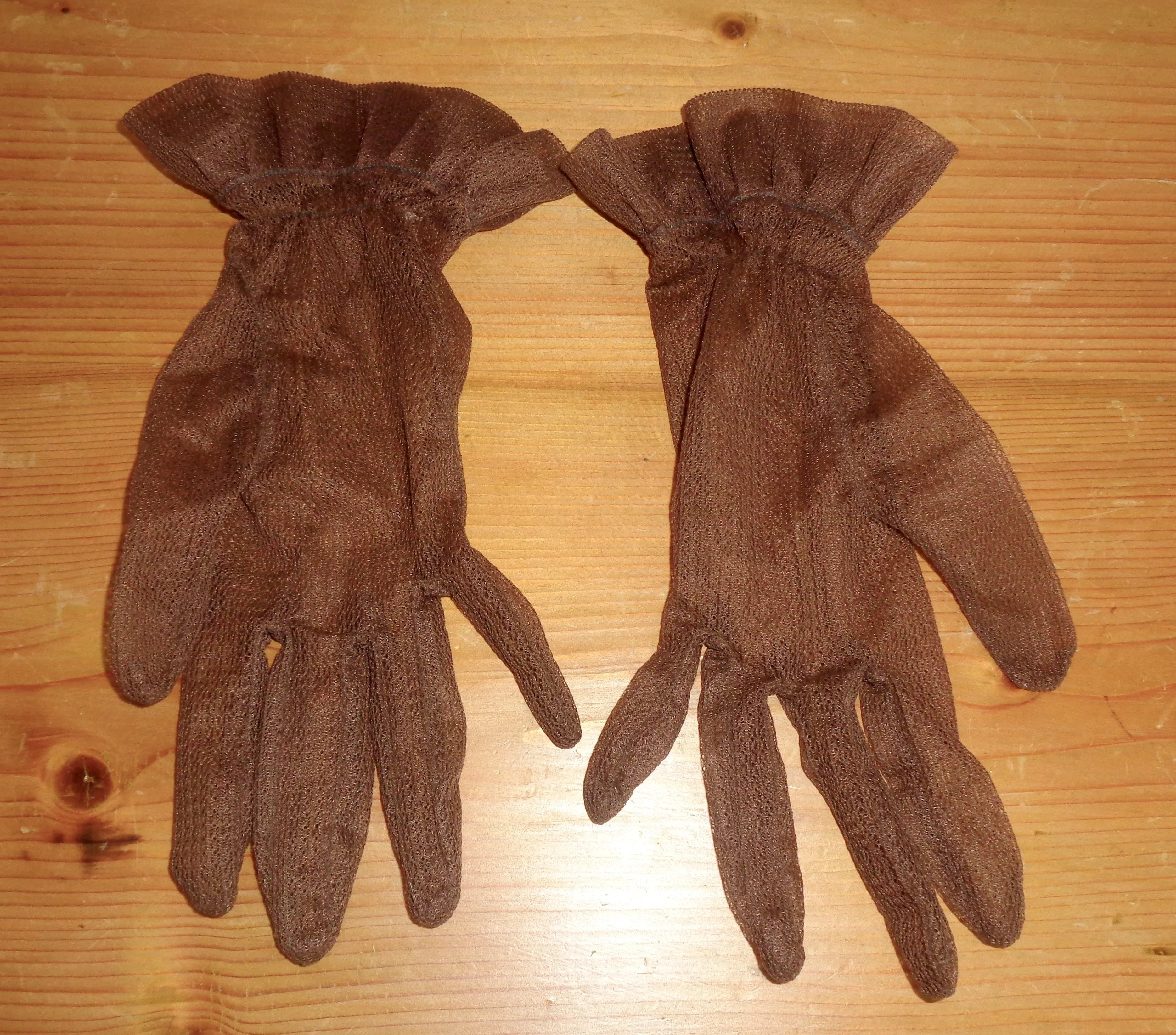 1950s Ladies Gloves Medium Size Wrist Length In Brown Synthetic Lace